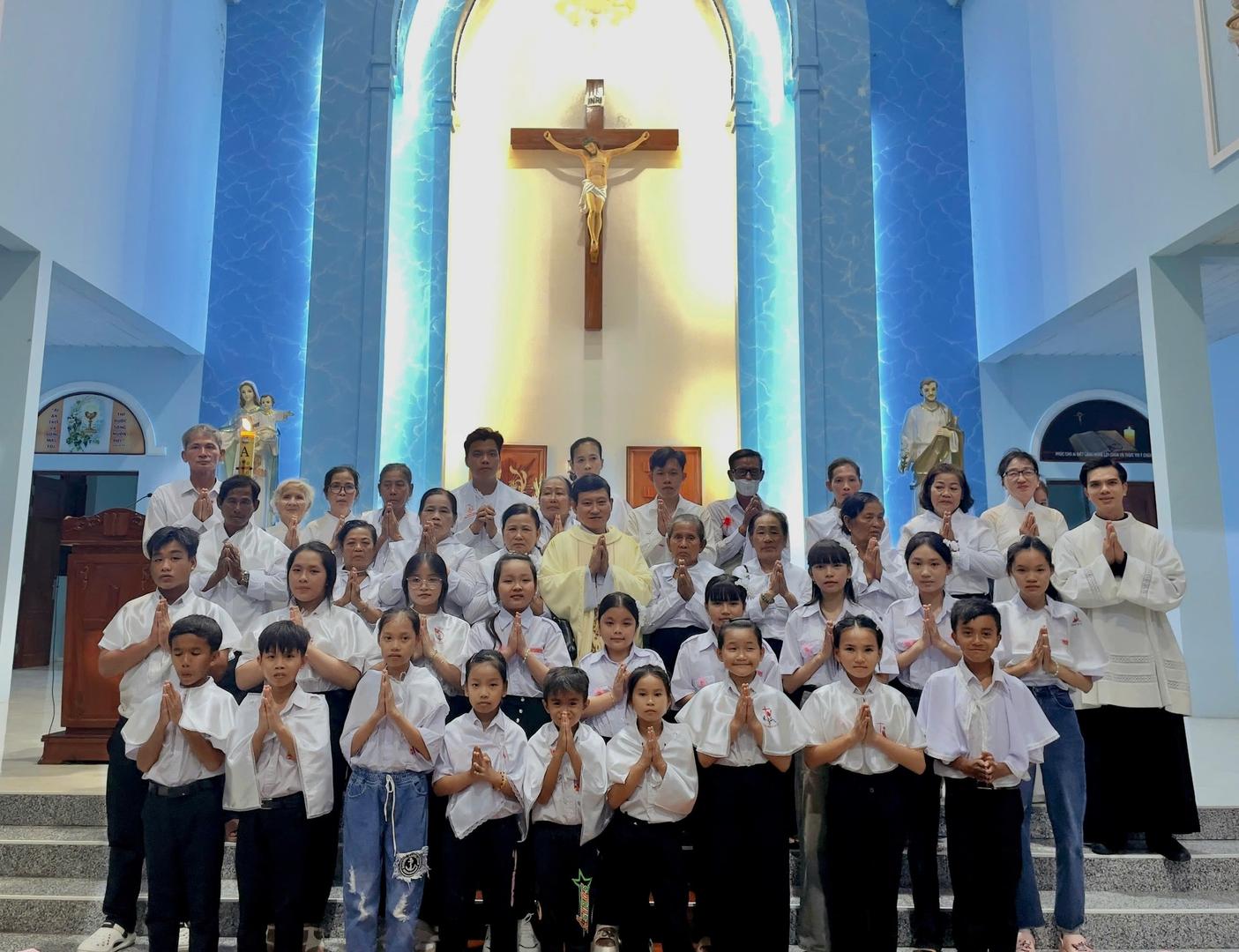 Giáo xứ Rau Dừa: Dấu chứng Chúa Phục Sinh qua việc cử hành Bí tích Rửa Tội trong đêm Vọng Phục Sinh