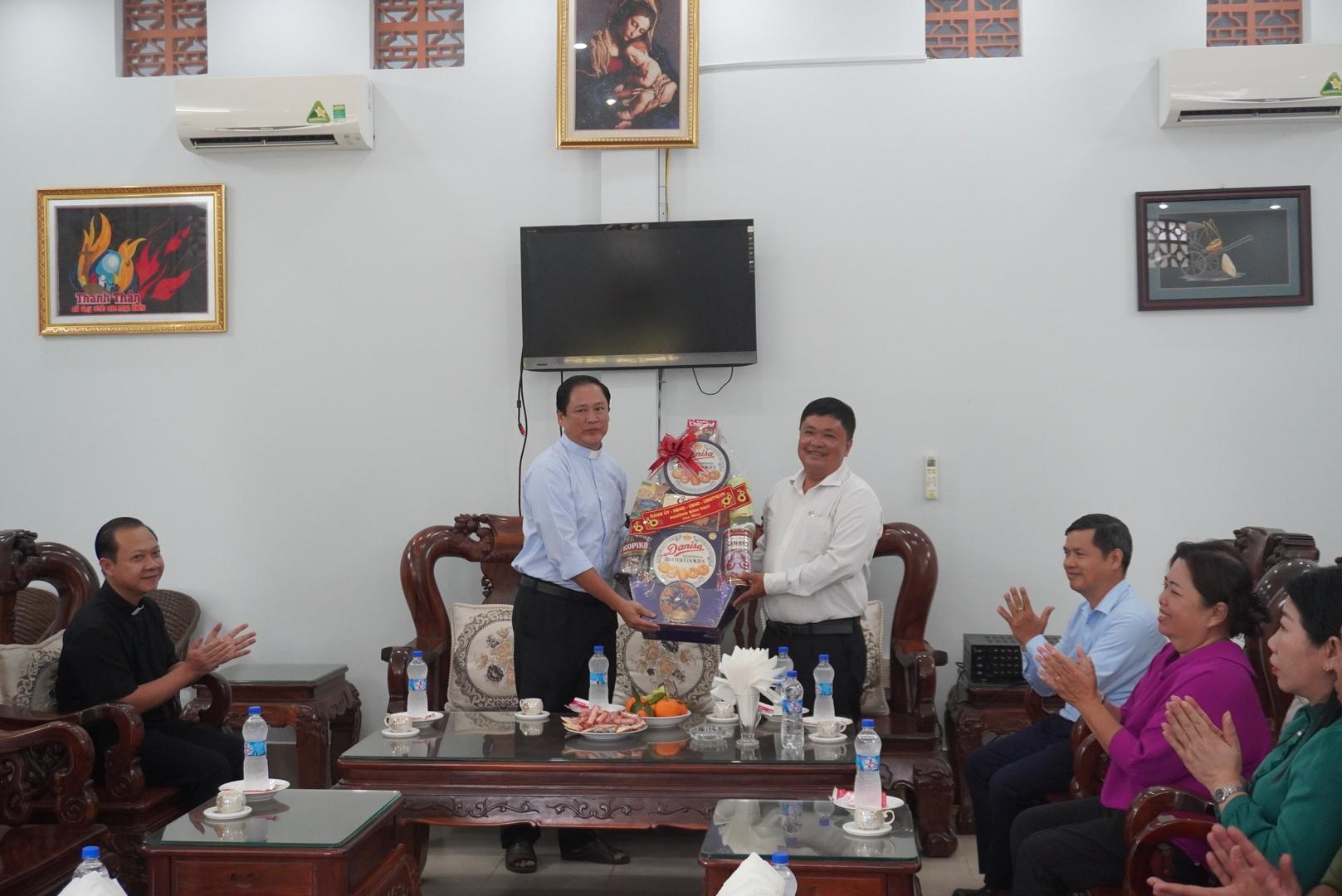 Lãnh đạo phường Bình Thủy thăm và chúc mừng Phục Sinh tại Trung tâm Mục vụ Giáo phận Cần Thơ