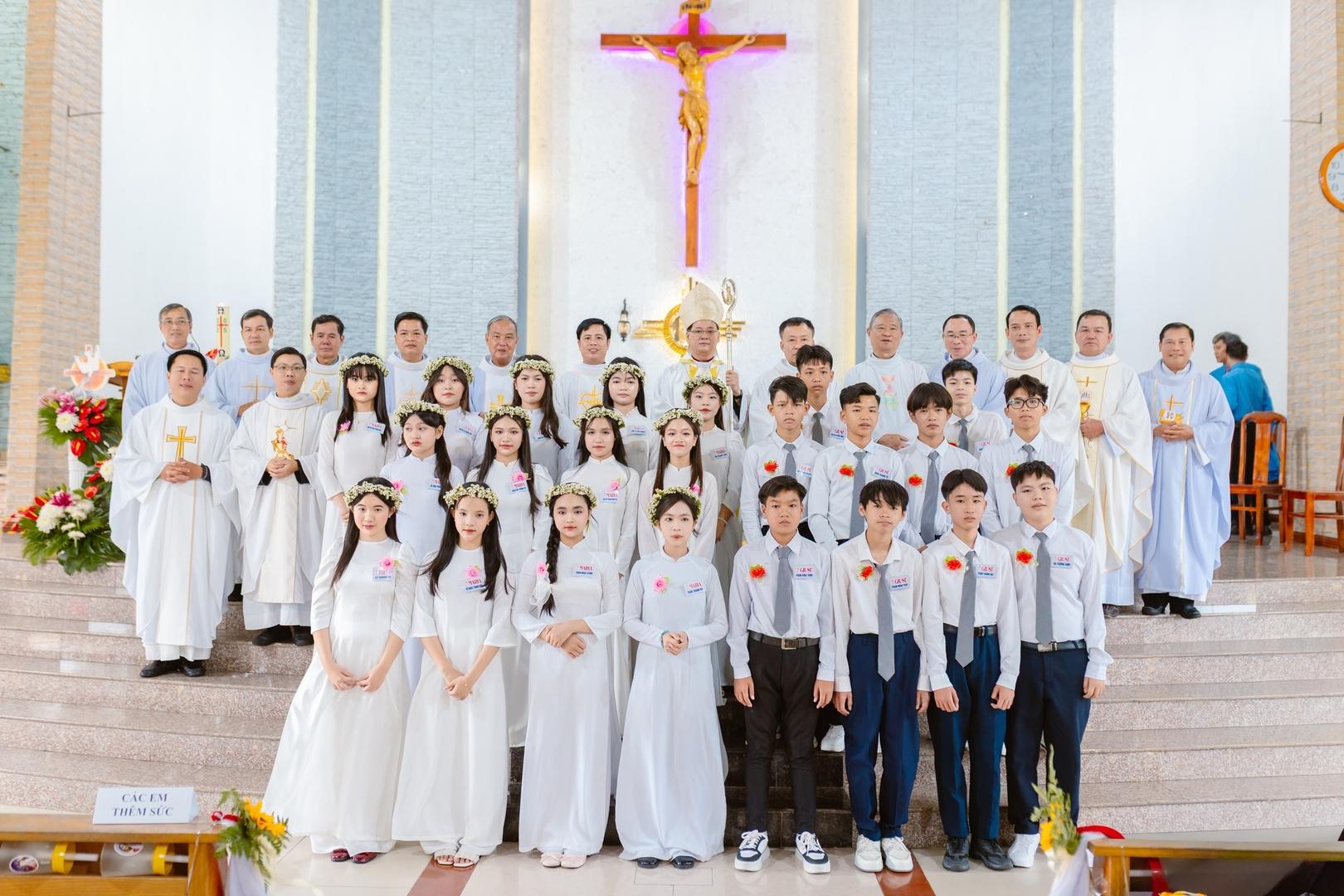 Giáo xứ Nam Hải: Thánh lễ ban Bí tích Thêm Sức và kỷ niệm 50 năm thành lập Giáo xứ