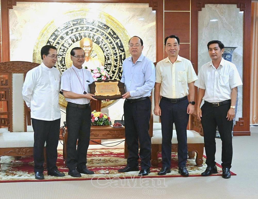 Giáo phận Cần Thơ thăm và tri ân lãnh đạo tỉnh Cà Mau sau Đại lễ Tuyên phong Chân phước