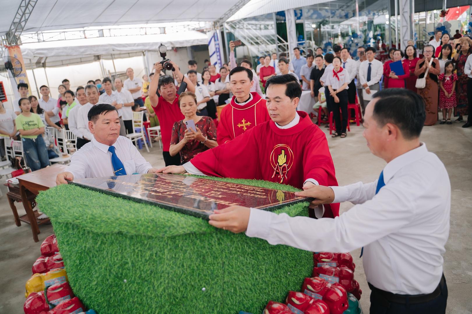 Lễ đặt viên đá xây dựng Nhà thờ và Nhà mục vụ Giáo xứ Đức Mẹ Vô Nhiễm – Lộ 20