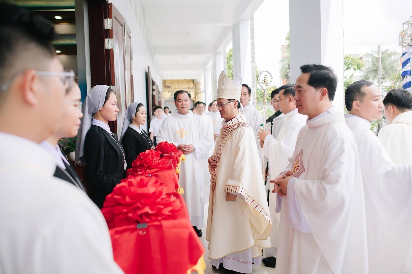 Cắt băng khánh thành phòng truyền thống và khai trương nhà sách cha Phanxicô Trương Bửu Diệp