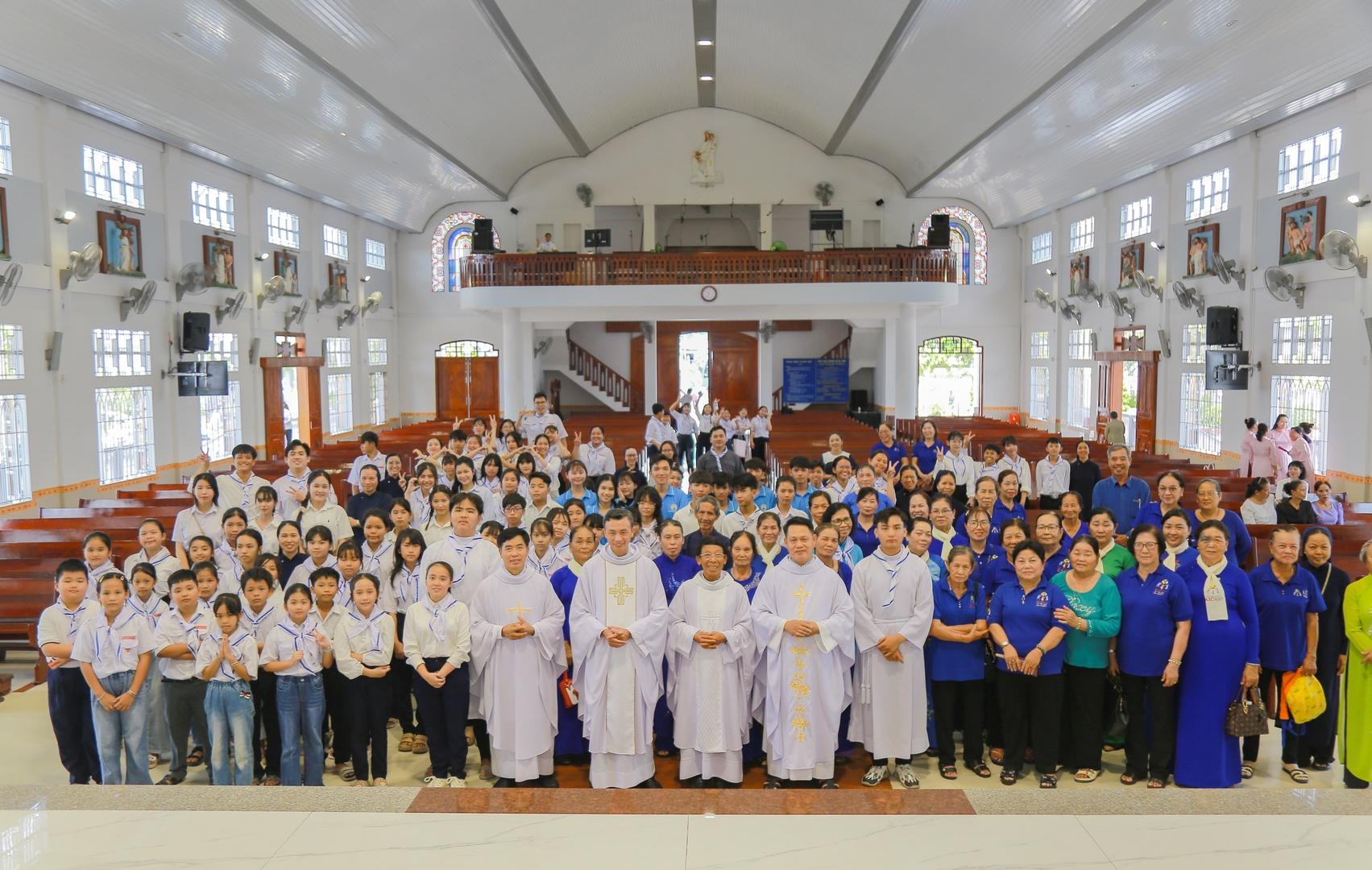 Gia đình Vinh Sơn mừng lễ mẹ thánh Louise De Marillac