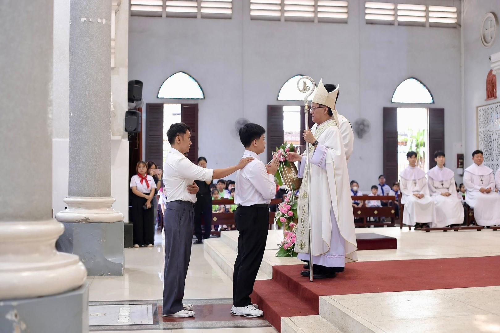 Đức cha Phêrô Lê Tấn Lợi cử hành Thánh lễ ban Bí tích Thêm Sức tại Giáo xứ Chính Tòa Cần Thơ