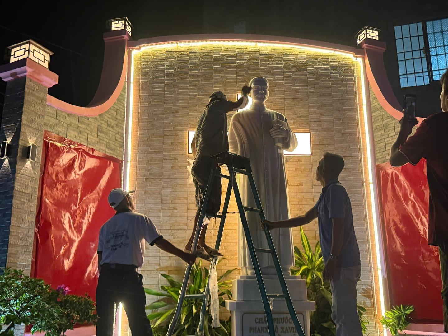 Họ đạo Kế Sách cung nghinh và làm phép tượng đài Chân phước Phanxicô Xaviê Trương Bửu Diệp