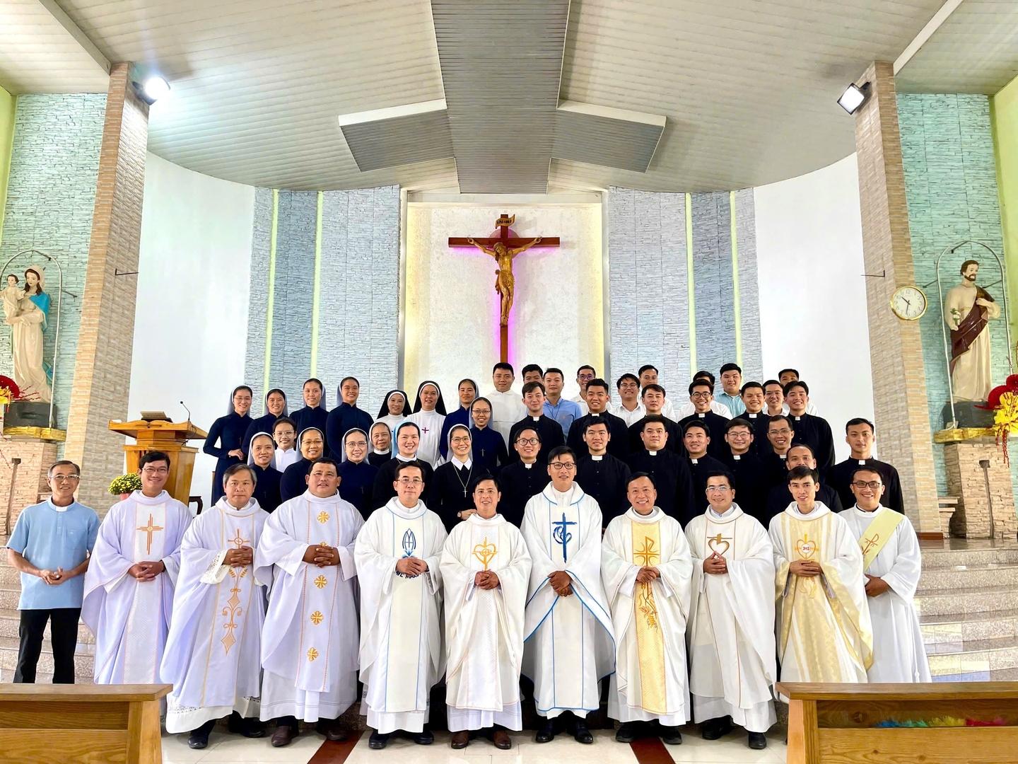 Hạt Đại Hải: Họp mặt tất niên gia đình Linh mục – Tu sĩ – Chủng sinh – Dự tu tại Nhà thờ Nam Hải